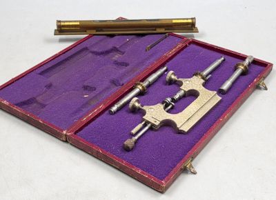 une boîte contenant une paire d'outils
