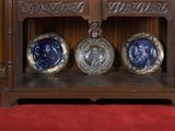 trois assiettes bleues et blanches posées sur une étagère en bois
