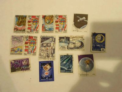 un grand nombre de timbres qui sont sur la table