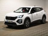 Le SUV blanc est garé dans une grande pièce au sol carrelé en damier.