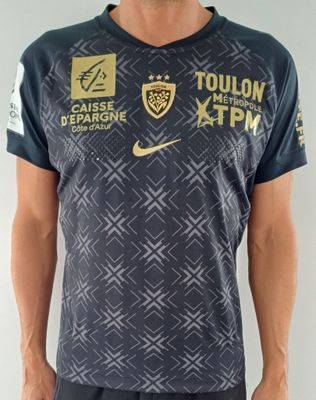 Cet homme pose pour une photo dans son maillot de foot