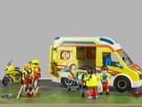 une petite maquette d'une ambulance jaune entourée d'un groupe de personnes