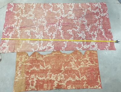 deux morceaux de tissu posés par terre à côté d'un mètre ruban