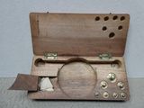 une petite boîte en bois contenant un miroir