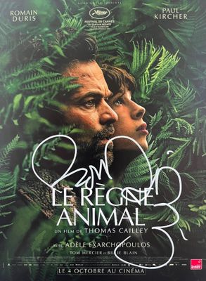 une affiche de film représentant un homme et une femme dans une forêt
