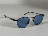 gros plan d'une paire de lunettes de soleil sur une surface blanche