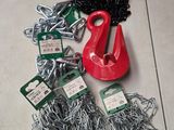de nombreux types de crochets et de chaînes éparpillés par terre