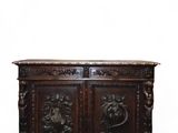 une vieille armoire en bois avec des sculptures et des gravures sur les portes