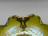 un vase en verre vert orné d'un motif doré