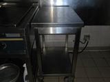 une petite table avec une cuisinière dans une cuisine