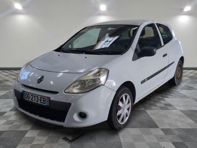 la photo d'une petite voiture blanche garée dans un garage