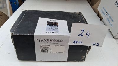 une boîte noire posée sur une table