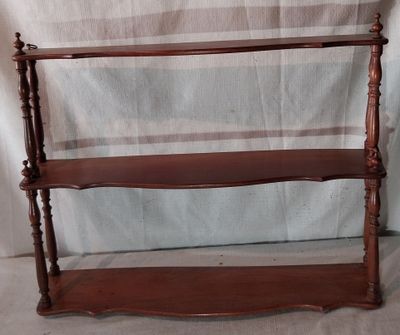 une étagère en bois surmontée de trois tablettes
