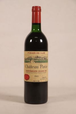 une bouteille de vin posée sur une table