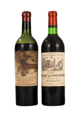 deux bouteilles de vin posées l'une à côté de l'autre sur une surface blanche