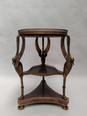 une vieille table en bois avec un plateau en verre et un piètement en métal
