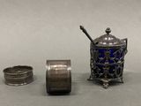une théière en argent et une théière en verre bleu