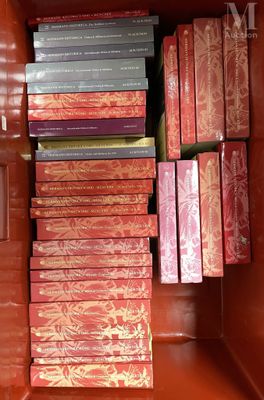 beaucoup de livres empilés dans une boîte