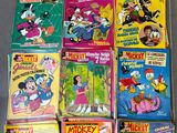 Plusieurs livres de Mickey Mouse sont empilés les uns sur les autres