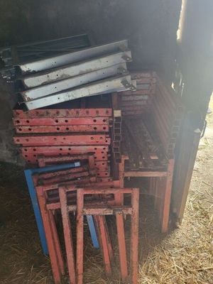 une pile de chaises posées dans le foin