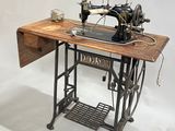 une machine à coudre posée sur une table en bois
