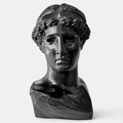 photographie en noir et blanc représentant le buste d'une femme aux cheveux bouclés