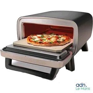 une pizza qui cuit au four