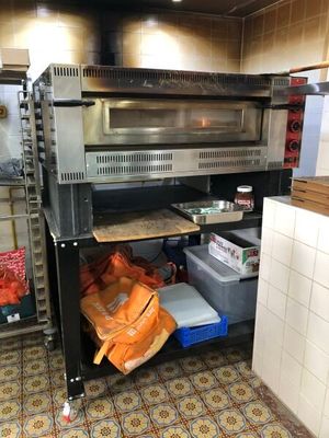une photo d'une cuisine professionnelle équipée d'un four à pizza