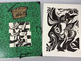 deux livres ornés de dessins en noir et blanc, posés sur une table