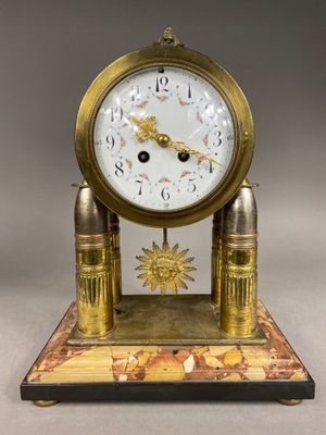 Pendule en bronze doré soutenue par des colonnes en forme d'…
