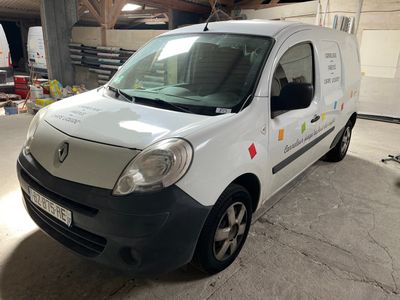 une camionnette blanche garée dans un garage