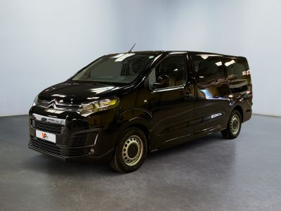 La camionnette noire est garée dans la pièce vide de l'immeuble.