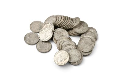 tas de vieilles pièces d'argent sur fond blanc