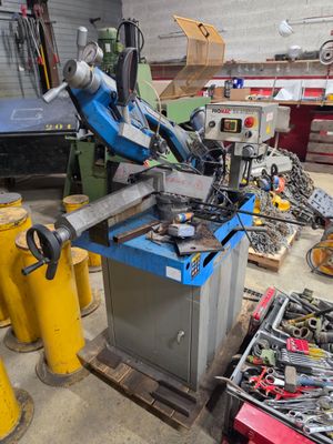 une machine qui se trouve dans un garage où il y a beaucoup d'outils