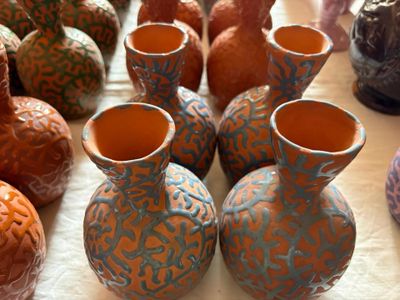 de nombreux vases posés sur une table