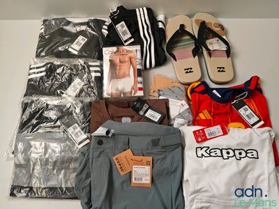un tas de vêtements et de chaussures posés sur une table