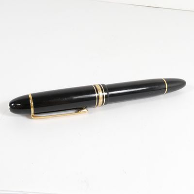 un stylo posé sur une table