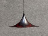 une lampe noire et rouge suspendue au plafond