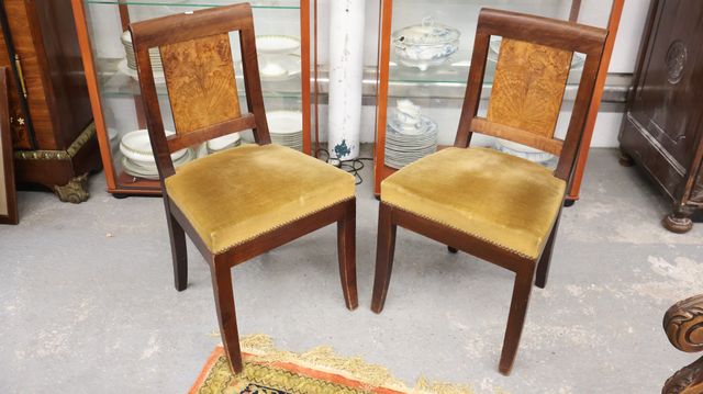 Paire de chaises piètements sabre, assise garnies de velours jaun...