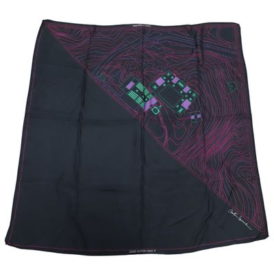 une écharpe noire ornée d'un motif violet et vert