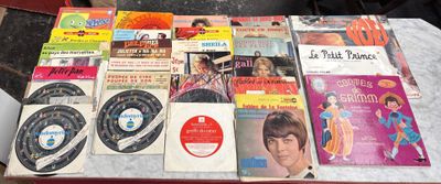 une table sur laquelle sont posés de nombreux disques et CD