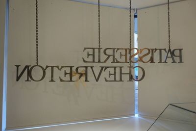 SUR DESIGNATION : Enseigne de lettres métalliques suspendues…