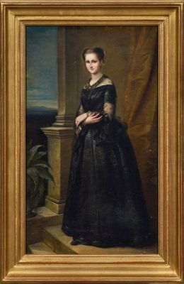 portrait d'une femme en robe noire près d'une colonne