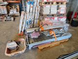 une pile d'articles posée sur une palette dans un entrepôt