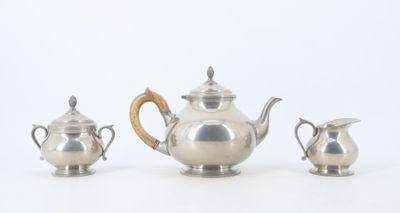 trois pièces de service à thé et à café en argent sur fond blanc