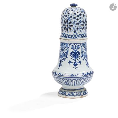 un vase bleu et blanc posé sur une surface blanche