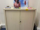 une armoire sur laquelle est posée la photo d'une femme