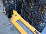 de nombreuses caisses et palettes posées à même le sol