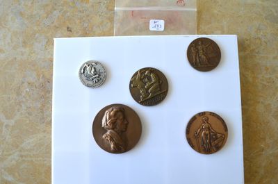 quatre pièces posées sur un tableau blanc posé sur une table