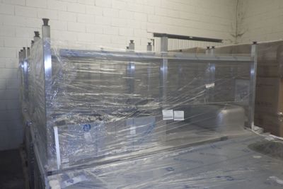 un lit emballé dans du plastique et posé dans une pièce